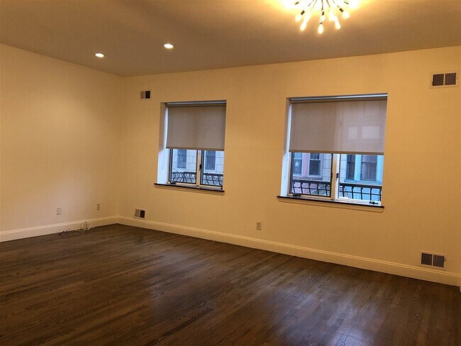 Building Photo - 556 1st St