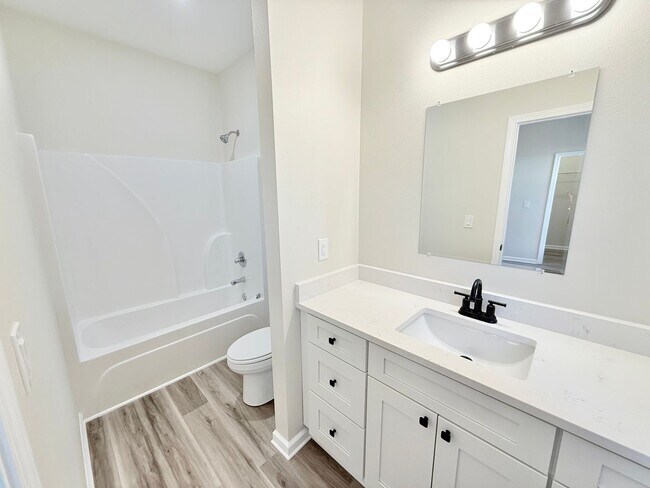 Foto del edificio - Modern 2-Bedroom Duplex