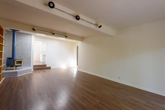 Building Photo - 347 Elm St