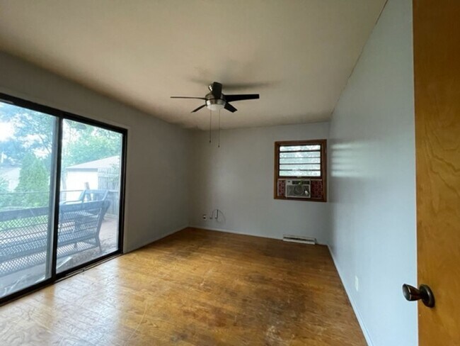 Building Photo - 3 bedroom home with 1.5 bathrooms Immediat...