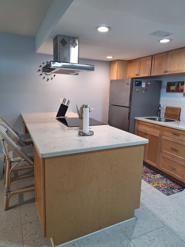Building Photo - 7645 Sun Island Dr S