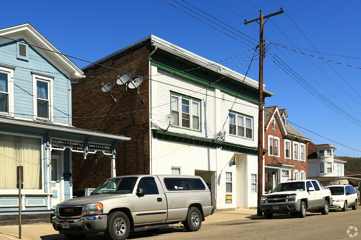 Building Photo - 711-715 Main St