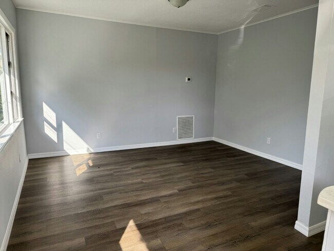 Foto del edificio - 1250 Lakeview Dr