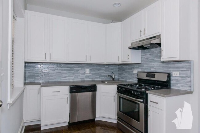 Building Photo - 2 bedroom in Lincoln Square, Ravenswood IL...