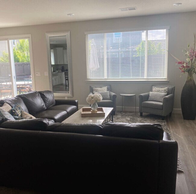 Building Photo - 4215 Whitethorn Dr