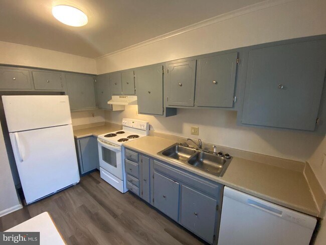 Building Photo - 428 Olde Greenwich Cir