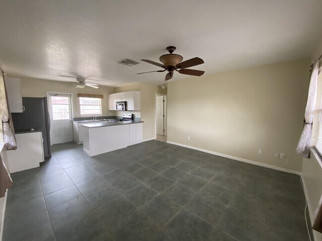 Building Photo - 125 Cinnamon Dr