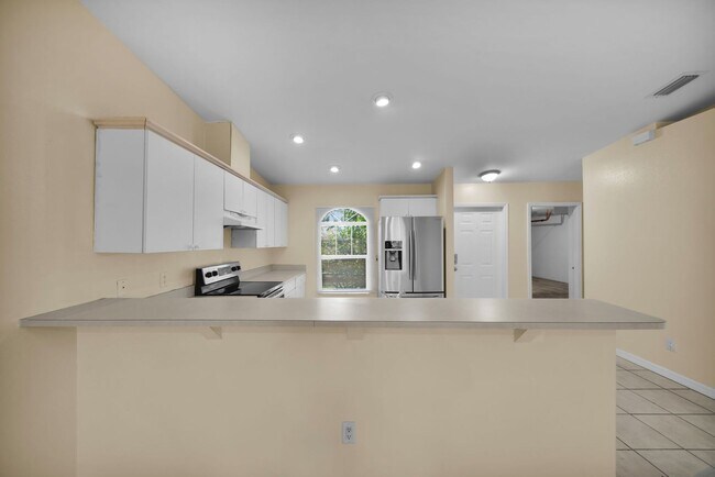 Building Photo - 3738 Santa Barbara Blvd S