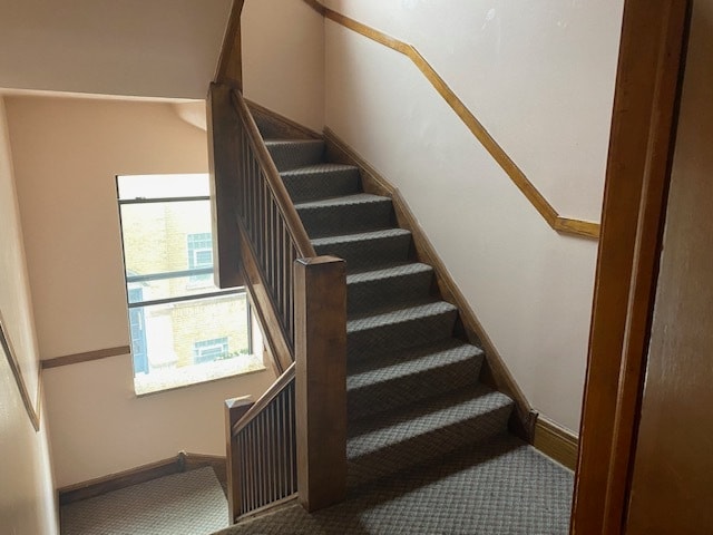 Hueco de escalera - 4922 N Kedzie Ave