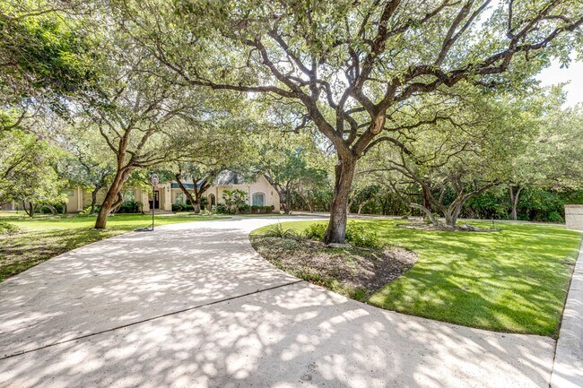 Foto del edificio - BEAUTIFUL 4-BEDROOM EXECUTIVE HOME IN SHAVANO PARK