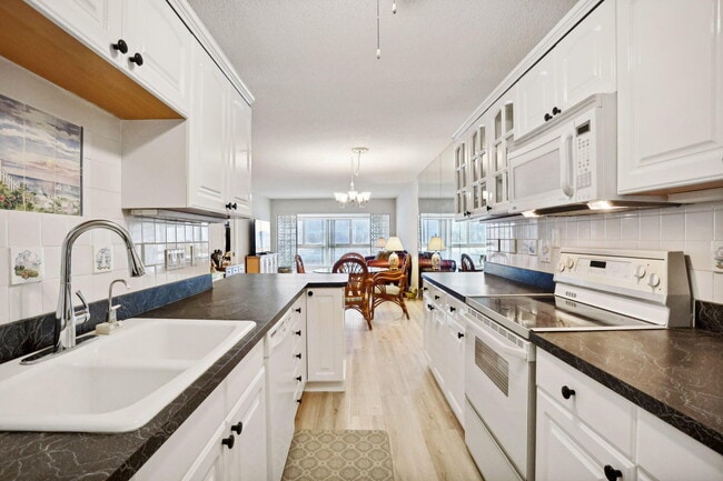 Building Photo - 3401 Spanish Trail
