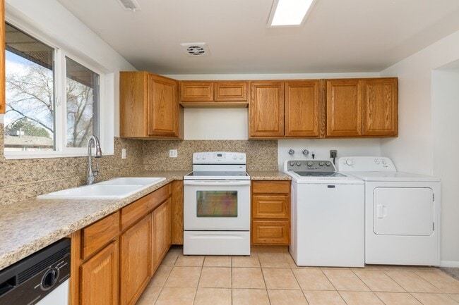 Building Photo - 1069 S 80 E