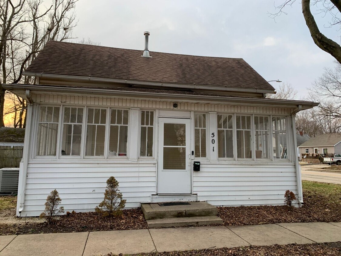 Primary Photo - 2 Bedroom House Available Now!