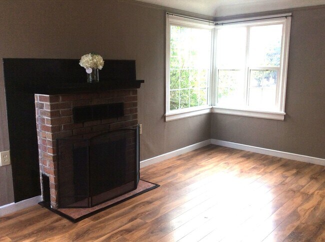 Building Photo - Downtown Charmer! Now Available!