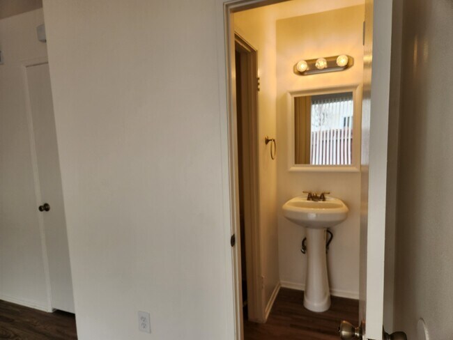 Half bath - 3041 Elgin Dr