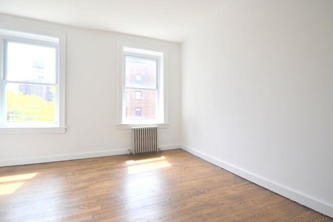 Building Photo - 208 Hoyt St