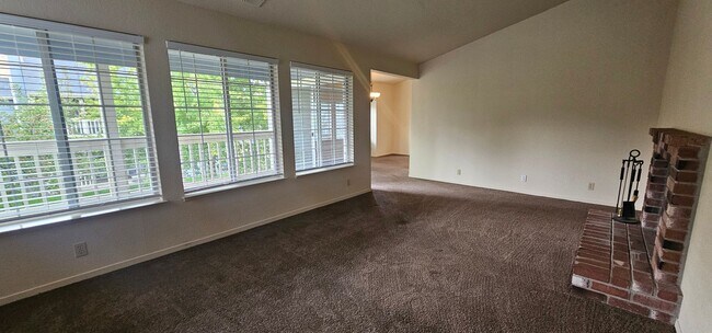 Building Photo - Great Stafford Glen Upstairs Condo