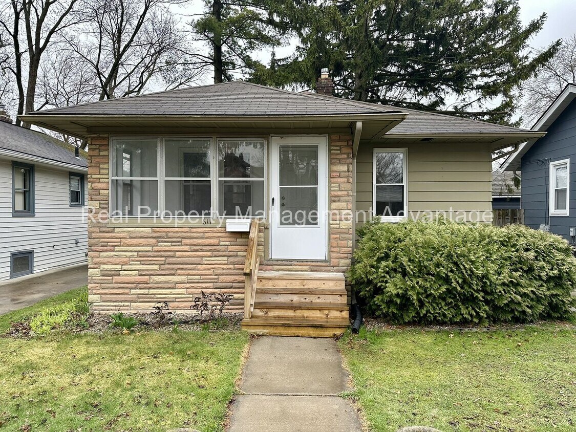 Primary Photo - 2 Bedroom Open Floorplan Steps from Downto...
