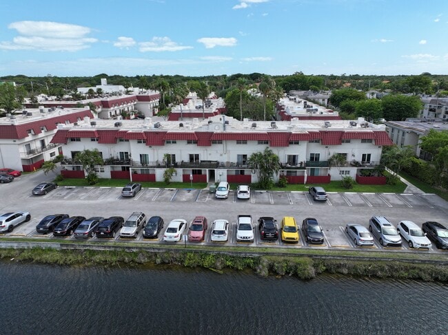 Foto del edificio - 6707 N Kendall Dr