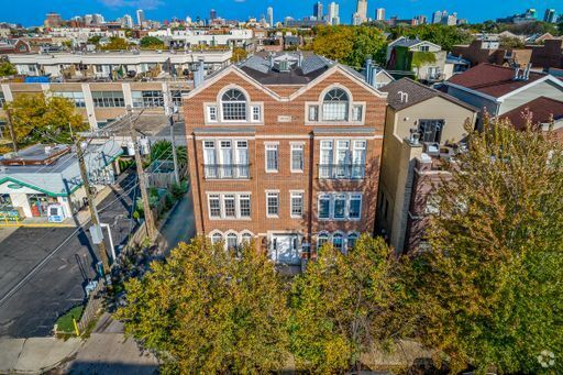 Building Photo - 2741 N Southport Ave