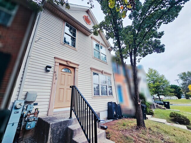 Building Photo - 605 Villager Cir