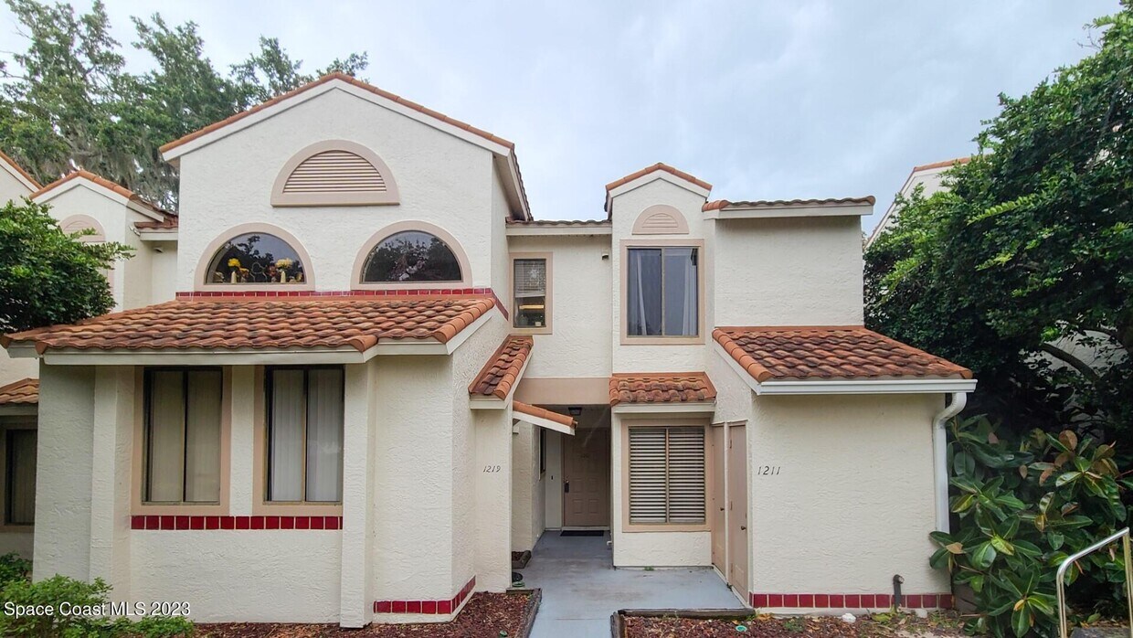 Primary Photo - 1211 Country Club Dr