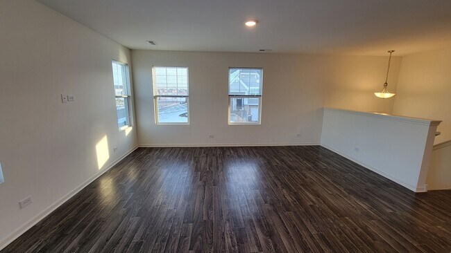 Building Photo - BEAUTIFUL 3 BEDROOM, 2 BATH ELGIN TOWNHOME!