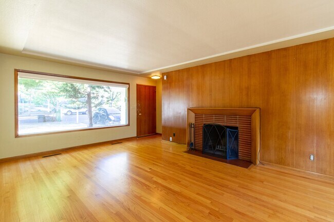 Foto del edificio - Fantastic SE Portland Home with Parking, Hardwoods, Charming Character, and Large Patio