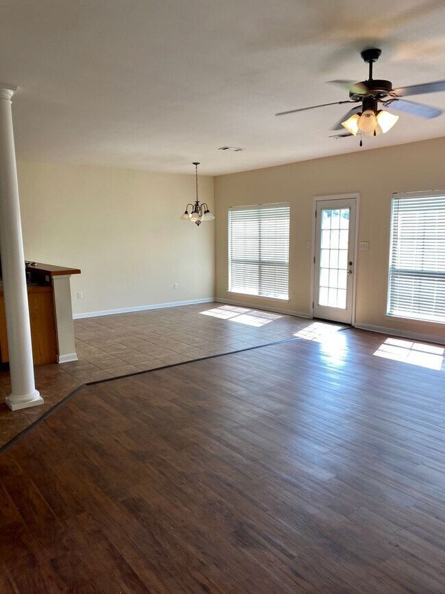 Building Photo - Must see this Beautiful 3/2 home in Southp...