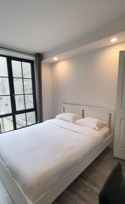 Foto principal - 433 W 53rd St