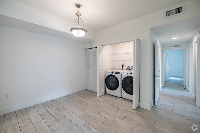 3 habitaciones, 2 baños - 1180 pies cuadrados - Comedor/Lavandería - Woodland Grove
