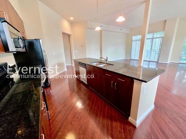 Building Photo - 711 Cosmopolitan Dr NE