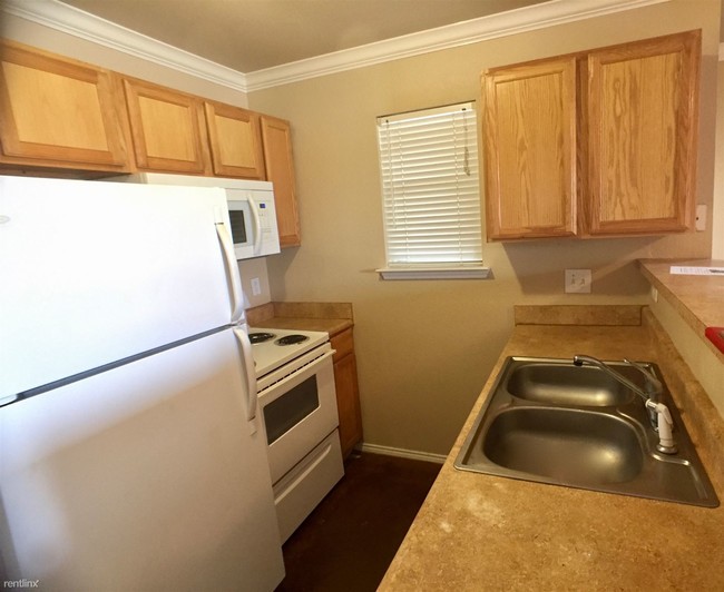 Building Photo - 1321 Village Garden Dr