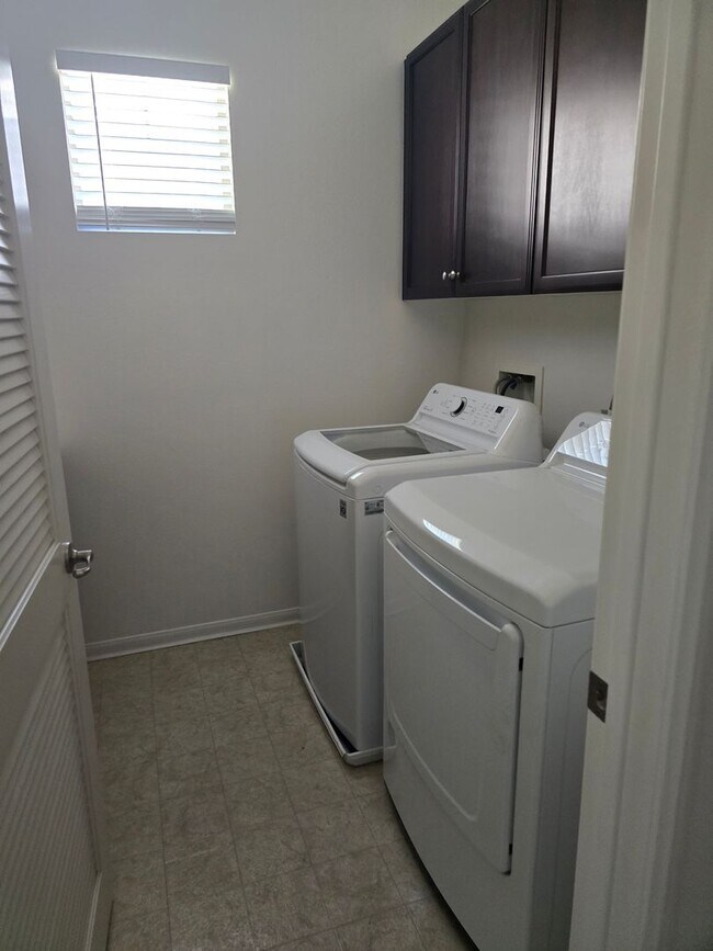 Building Photo - Large 3 Bed 2.5 Bath