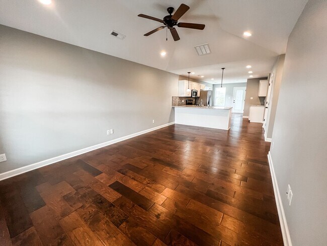 Foto del edificio - Single-Family Home in Hopkinsville with Fenced Backyard!!