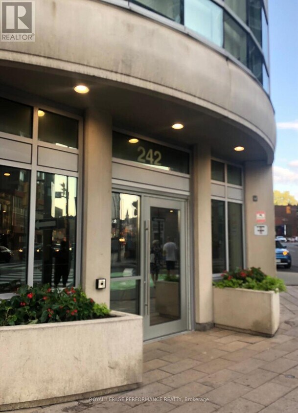 Building Photo - 242-2242 Rideau St