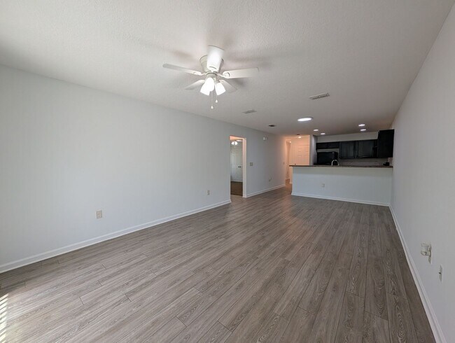 Foto del edificio - NOW AVAILABLE - 3/2 Duplex on this 12 mo Lease - Conveniently located off Lewis Speedway near St ...