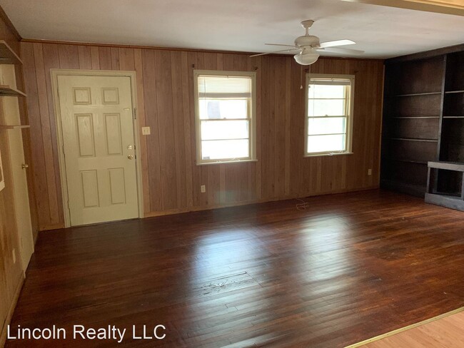 Building Photo - 2 br, 1 bath House - 423 University Dr