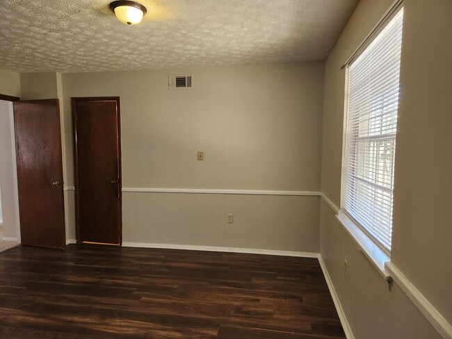 Foto del edificio - Two bedroom apartment near East 52nd and Myers Middle School