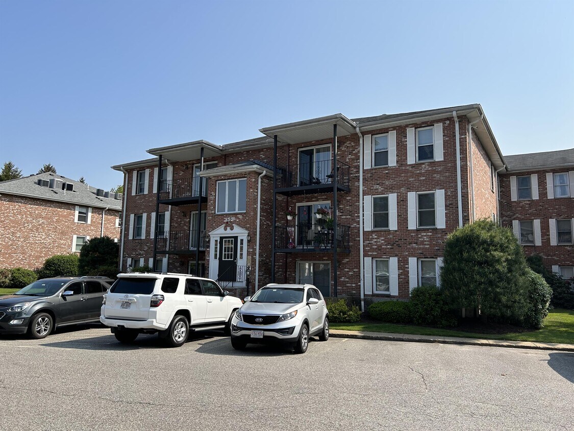 Primary Photo - 352 Neponset St