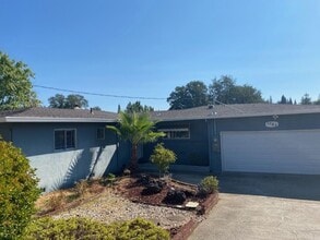 Building Photo - 1703 Ridge Dr