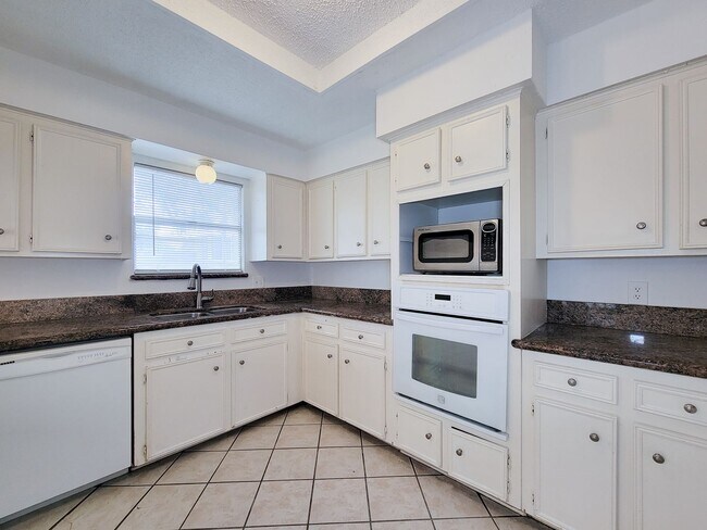 Foto del edificio - Come and view this open floor plan with much potential. Formal and dining room, granite counters,...