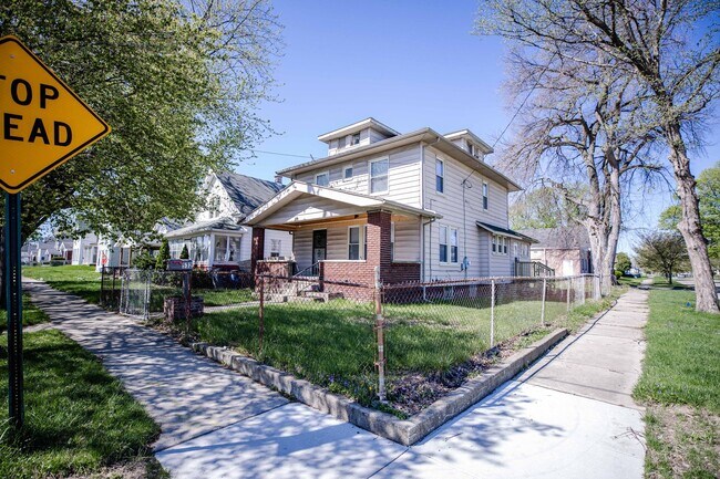 Foto del edificio - Spacious and Beautidul Four Bedroom Home!