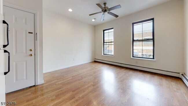 Foto del edificio - 220 E Broad St