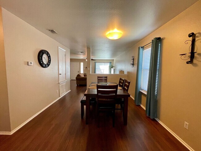 Building Photo - Convenient Northwest San Antonio Home Available for ASAP Move In!