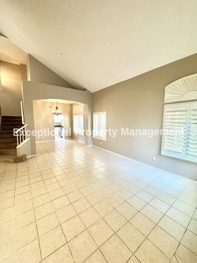 Foto del edificio - Great 4 bed 3 bath home in Fontana