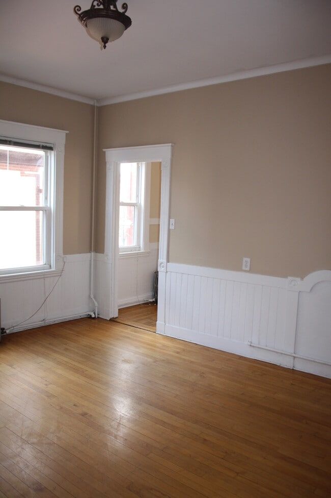 Dining room to kitchen - 80 India St