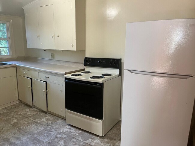 Building Photo - Quiet Forested 1 Bedroom Duplex