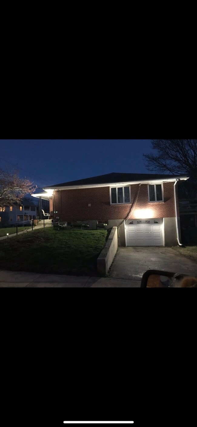 Photo - 32 Highland Ave (New London, CT) House