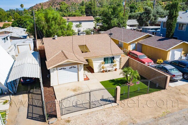 Building Photo - Charming 2 Bed/ 1 Bath Amazing Home In Lak...